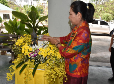 พิธีสรงน้ำพระและรดน้ำ﻿ขอพร เนื่องในเทศกาลประเพณีวันสงกรานต์ ... พารามิเตอร์รูปภาพ 1